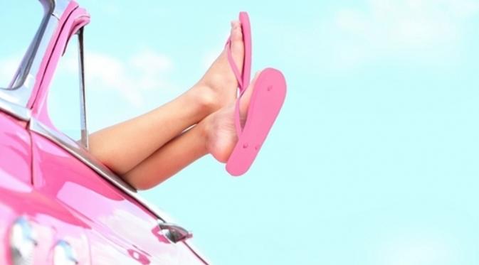 Flip flops, jadi barang yang sering dilupakan cewek saat traveling. (lovethispic.com)