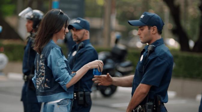 Kendall Jenner tuai protes setelah dirinya membintangi iklan sebuah merek minuma soda. (via complex.com)