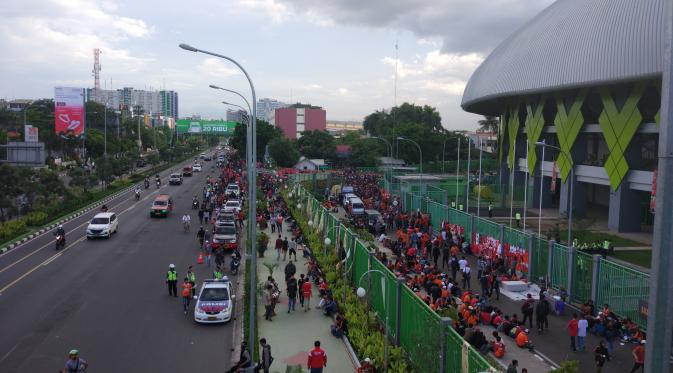 Kelompok suporter Persija Jakarta, Jakmania mendominasi stadion Patriot dalam laga melawan Timnas Indonesia (Liputan6.com / Ahmad Fawwaz Usman)