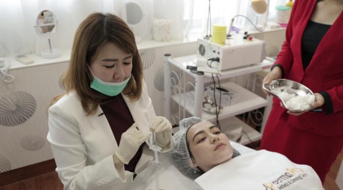 Proses perawatan skin booster di klinik kecantikan Dermapro.
