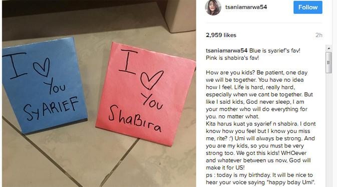 "Biru warna favorit Syarief! Pink warna favorit Shabira!" tulis Tsania mengawali curahan hatinya sebagai pembukan curahan hati dengan bahasa Inggris. (Instagram/tsaniamarwa54)
