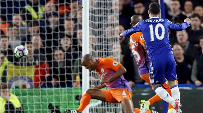 Andalan Chelsea Eden Hazard melepas tembakan untuk mencetak gol pertamanya melawan Manchester City di Stamford Bridge, Kamis (6/4/2017) dinihari WIB. (AP Photo/Kirsty Wigglesworth)