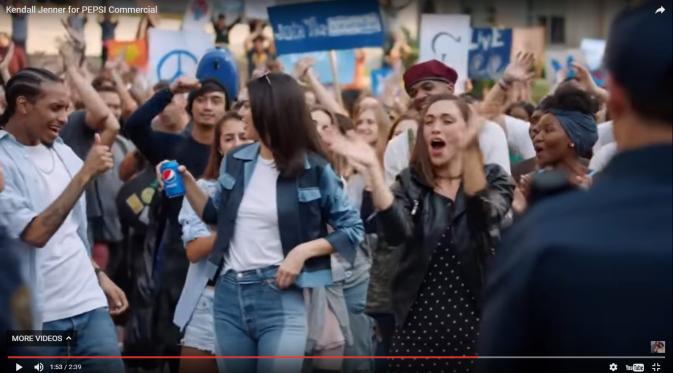 Kendall Jenner dalam iklan Pepsi. [foto: YouTube Kendall and Kylie]
