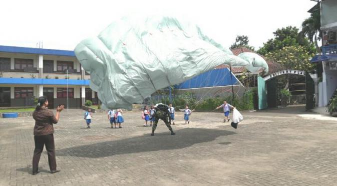 Sejumlah penerjun payung salah mendarat dalam latihan untuk persiapan HUT ke-71 TNI AU (/Monique Marten)