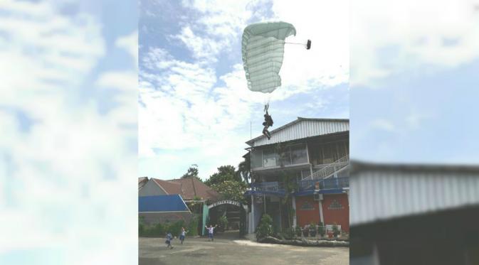 Sejumlah penerjun payung salah mendarat dalam latihan untuk persiapan HUT ke-71 TNI AU (Liputan6.com/Monique Marten)