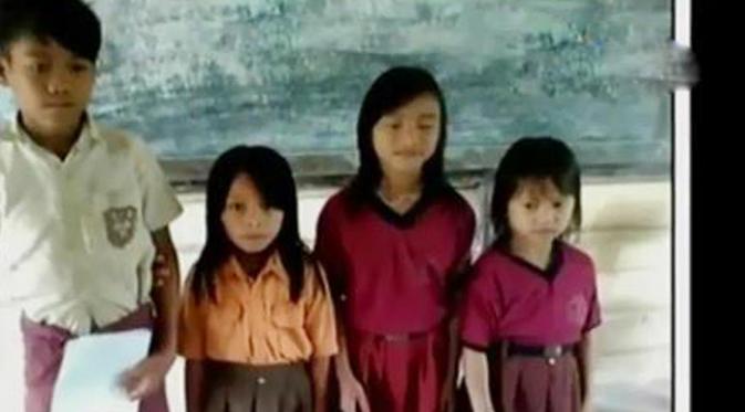 Dengan wajah lugu dan suara lirih, anak-anak ini memohon pada Presiden Joko Widodo. (Liputan 6 SCTV)