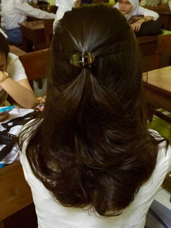 Bukan hanya kuncir kuda, anak SMA wajib coba 5 gaya rambut simpel ini. (via: ask.fm)