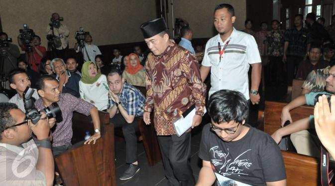 Mantan Ketua DPR Ade Komarudin atau Akom bersiap untuk memberi kesaksian di sidang lanjutan sidang perkara korupsi e-KTP, di Gedung Tipikor, Jakarta, Kamis (6/4). Pada dakwaan kasus e-KTP terdapat nama Ade Komarudin. (Liputan6.com/Helmi Afandi)