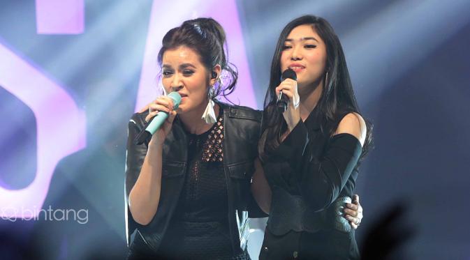 Raisa X Isyana di Showcase Anganku Anganmu. (Deki Prayoga/Bintang.com)