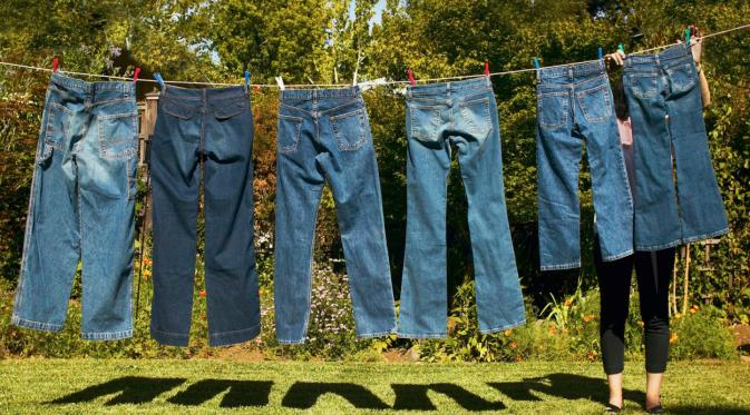 Rawat celana jeans kamu supaya warnanya nggak pudar. (wp.nyu.edu)