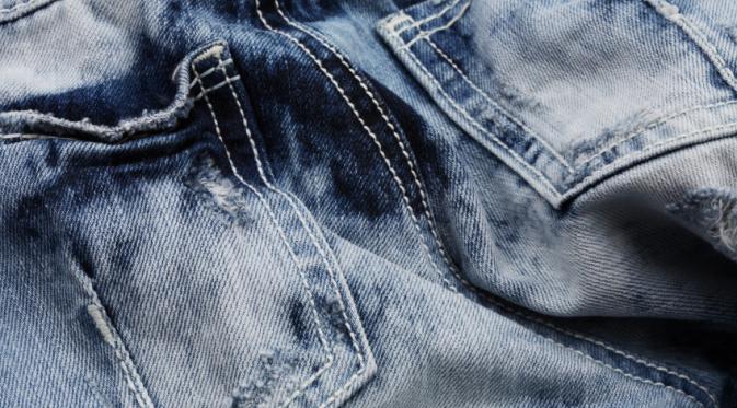 Rawat celana jeans kamu supaya warnanya nggak pudar. (coatsindustrial.com)