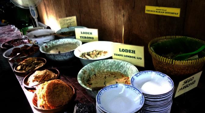 Menikmati sajian nasi dan sayur lodeh sepuasnya di salah satu warung kopi kawasan Kaliurang, Sleman, Daerah Istimewa Yogyakarta. (Liputan6.com/Switzy Sabandar)