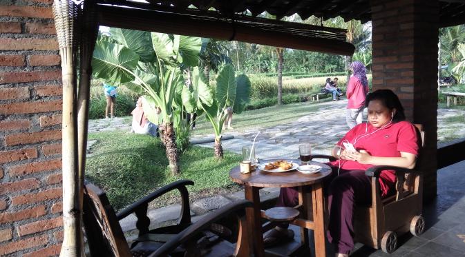 Menikmati sajian nasi dan sayur lodeh sepuasnya di salah satu warung kopi kawasan Kaliurang, Sleman, Daerah Istimewa Yogyakarta. (Liputan6.com/Switzy Sabandar)