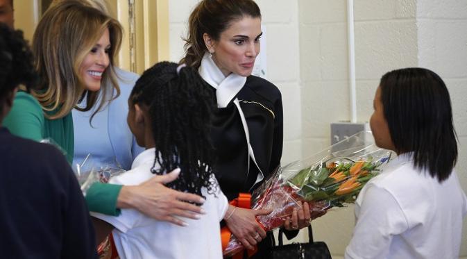Melania Trump dan Ratu Rania saat berkunjung ke sebuah sekolah di Washington DC (AP Photo/Pablo Martinez Monsivais)