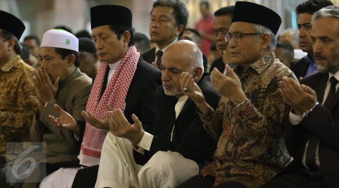 Presiden Afganistan Mohammad Ashraf Ghani (ketiga kanan) berdoa usai Salat Magrib di Masjid Istiqlal, Jakarta, Kamis (6/4). Presiden Afganistan tersebut berencana menemui sejumlah tokoh Islam di Indonesia. (Liputan6.com/Angga Yuniar)