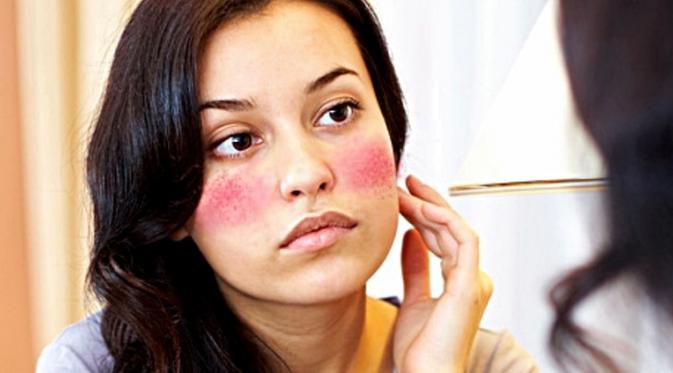 Memakai makeup palsu akan mengakibatkan iritasi kulit. (via: istimewa)