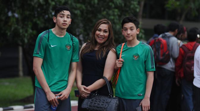 Jack bersama kakak, George, mengapit sang ibu, Indah Brown, usai menghadiri latihan Timnas Indonesia U-19, Kamis (6/4/2017). (Liputan6.com/Helmi Fithriansyah)