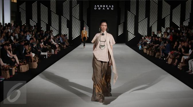 Model menampilkan busana rancangan Andreas Odang pada malam pembukaan Senayan City Fashion Nation ke-11, Kamis (6/4). Bertajuk La Memoire, Odang mempresentasikan busana bergaya oriental dalam sentuhan tradisional dan modern. (Liputan6.com/Herman Zakharia)