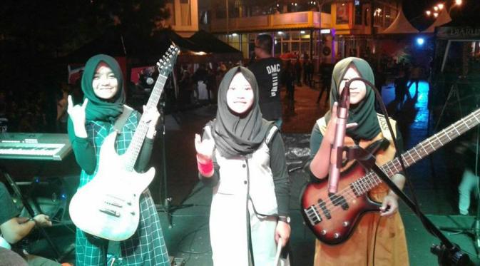 Band remaja berhijab dari Garut ini usung musik cadas. (Facebook/VoB)