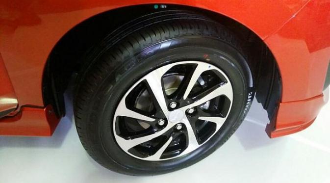 New Daihatsu Ayla mengusung pelek model baru. (Arief/Liputan6.com)