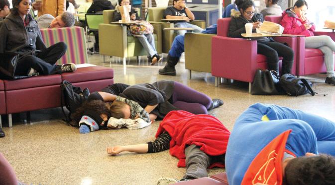 Siswa di kampus tidur siang | via: news.uic.edu