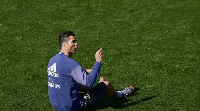 Cristiano Ronaldo, penyerang Real Madrid, saat berlatih jelang laga melawan Atletico Madrid. (PIERRE-PHILIPPE MARCOU / AFP)