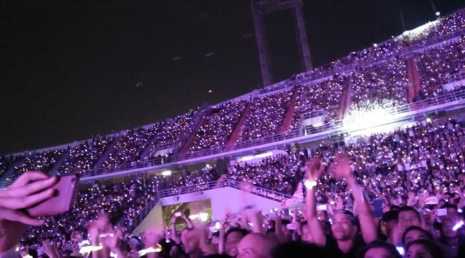 Ribuan penonton memadati konser Coldplay di Bangkok, Thailand