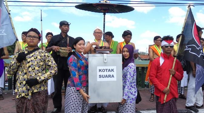 Mereka yang melarung kotak suara di Kali Code Yogyakarta adalah para seniman dan budayawan. (Liputan6.com/Switzy Sabandar)