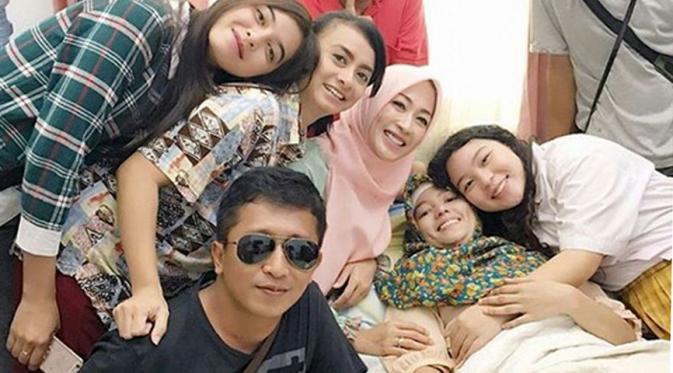 Dunia hiburan Tanah Air kembali berduka. Renita Sukardi, telah meninggal dunia pada Senin (10/4/2017) pukul 08.00 WIB di Rumah Sakit Cipto Mangunkusumo (RSCM), Jakarta Pusat. Rasa sakit yang dirasakan Renita pun kini sirna sudah. (Instagram/irensukardi)