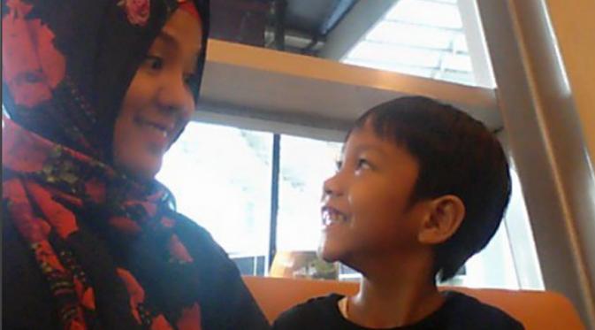 Renita Sukardi bersama anak kesayangannya, Al Mukhti. (Instagram)