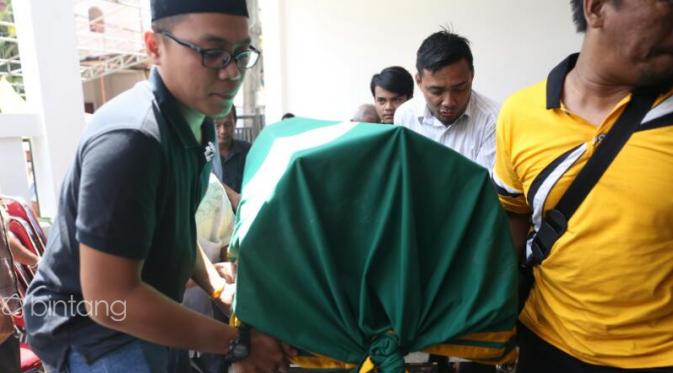 Jenazah Renita Sukardi saat dibawa ke rumah duka. (Nurwahyunan/Bintang.com)