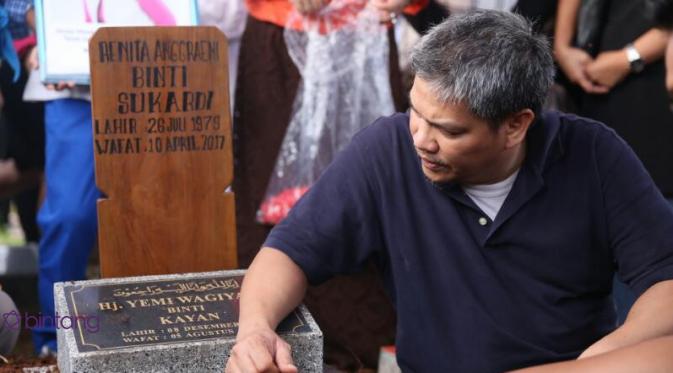Jenazah Renita Sukardi dimakamkan bertumpuk dengan makam ibunya. (Nurwahyunan/Bintang.com)