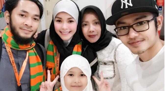 Uki NOAH saat berangkat umrah bersama keluarganya. (Instagram @methayuana)