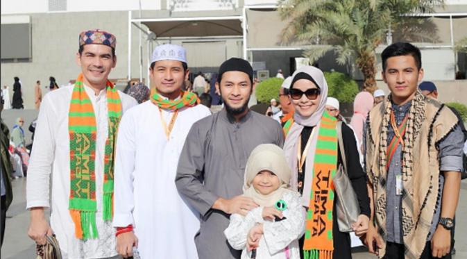 Uki NOAH berpose bersama keluarga dan rombongan umrah lainnya. (Instagram @methayuna)
