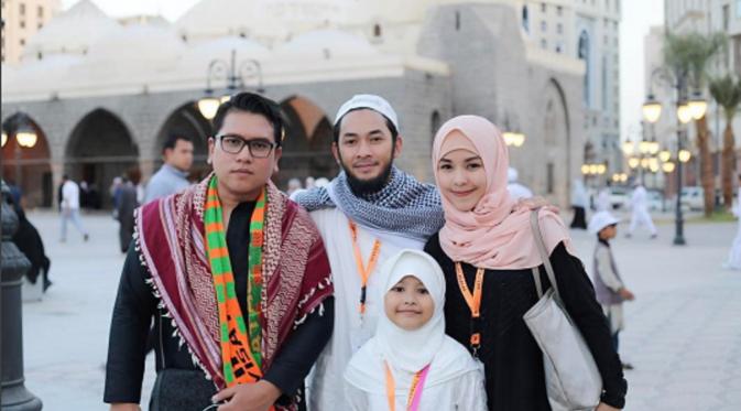 Uki NOAH menjalankan ibadah umrah bersama istri dan anaknya. (Instagram @methayuna)