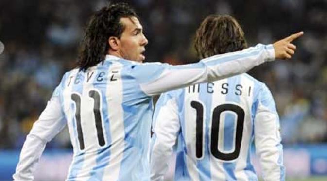 Striker Argentina Carlos Tevez (kiri) dan Lionel Messi seusai mencetak gol pertama ke gawang Meksiko di babak 16 besar PD 2010 di Soccer City, 27 Juni 2010. Argentina unggul 3-1. AFP PHOTO / DANIEL GARCIA 