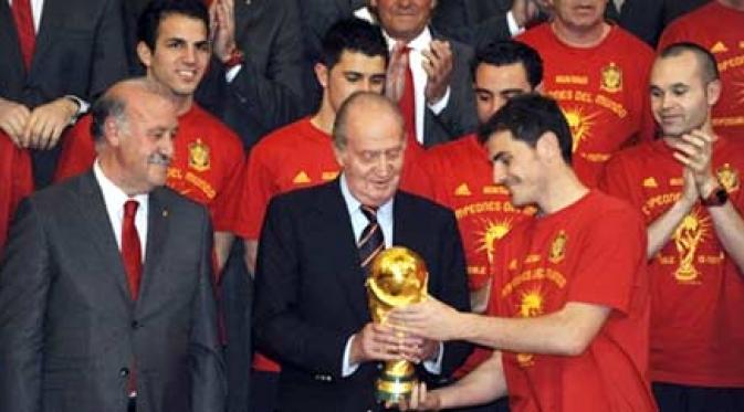 Raja Spanyol Juan Carlos menyambut kehadiran Iker Casillas dkk yang membawa serta Piala Dunia untuk pertama kalinya pada 12 Juli 2010. AFP PHOTO/DOMINIQUE FAGET