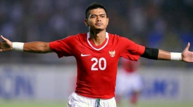Striker Timnas Indonesia, Bambang Pamungkas merayakan gol ketika berhadapan dengan Myanmar di ajang AFF Suzuki Cup di Jakarta, 5 Desember 2008. Indonesia menang 3-0. (Adek Berry/AFP)