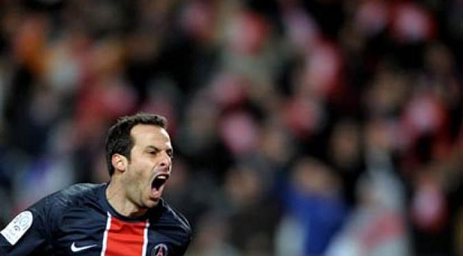 Paris' forward Ludovic Giuly celebrates after scoring against Lyon during their French L1 football match on November 22, 2008 at the Parc des Princes stadium, in Paris. AFP PHOTO / MARTIN BUREAU 