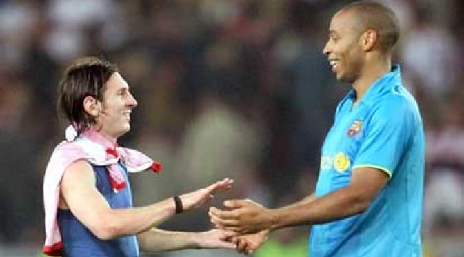 Barcelona's Argentinian striker Lionel Messi celebrates with Thierry Henry after the Stuttgart vs Barcelona group E Champions League match in Stuttgart, 02 October 2007. Barcelona won 2-0. AFP PHOTO/JOHN MACDOUGALL