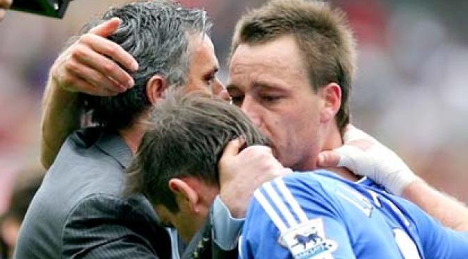 Keakraban Jose Mourinho dengan John Terry dan Frank Lampard. (AFP)
