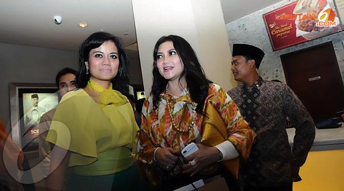 Bella Saphira (kanan) tampak hadir di XXI Epicentrum untuk menonton film "Soekarno: Indonesia Merdeka" (Liputan6.com/Herman Zakharia)
