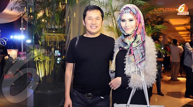 Hanung Bramantyo wajib hadir dengan istri tercintanya, Zaskia Adya Mecca sejak siang hari di acara presscreening film barunya (Liputan6.com/Herman Zakharia)
