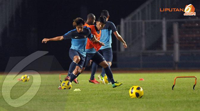Juan Revi berusaha mempertahankan bola dari hadangan Ahmad Bustomi (berompi) dalam sesi latihan di Stadion GBK, Jakarta (Liputan6.com/Helmi Fithriansyah)