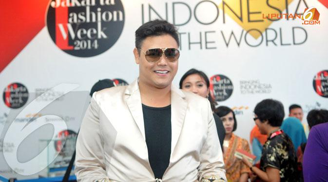 Rasa penasaran akan rancangan sesama desainer membuat Ivan Gunawan tidak absen untuk melihat pertunjukan fashion yang diselenggarakan sejak 19 Oktober 2013 (Liputan6.com/Panji Diksana)