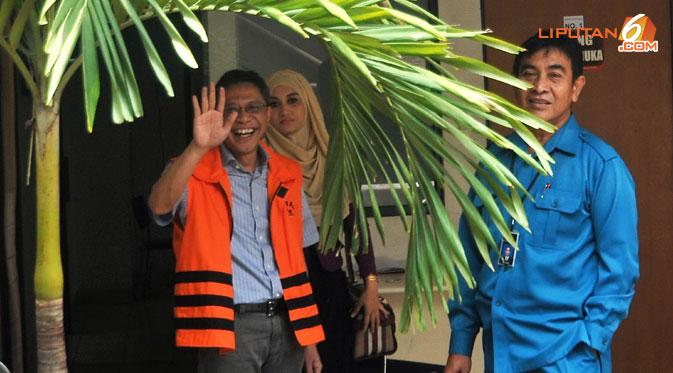 Ahmad Fathanah tampak tersenyum dan melambaikan tangan usai menerima kedatangan Sefti (Liputan6.com/ Abdul Aziz Prastowo)