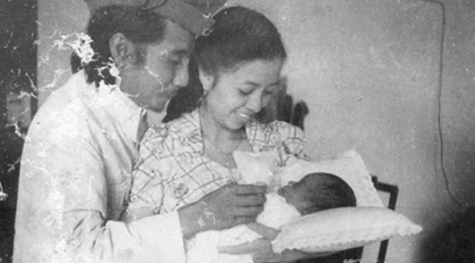 Kelahiran putri sulung Bung Tomo, Tien Sulistami, dalam masa agresi militer Belanda. (IPPHOS/Koleksi Keluarga/wwn)