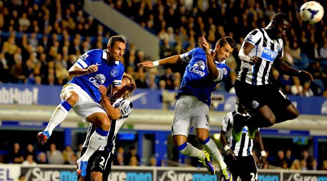 Duel Everton dan Newcastle United menghadirkan 15 kartu merah. (AFP/Paul Ellis)