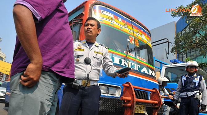Razia tidak hanya dilakukan pada mikrolet saja, metro mini ikut diperiksa petugas (Liputan6/ Abdul Aziz Prastowo)
