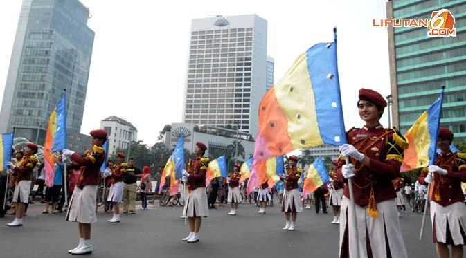 Pembawa bendera yang cantik pun menjadi bagian dari Marching Band Akademi Kepolisian (Liputan6.com/ Andrian Martinus Tunay)